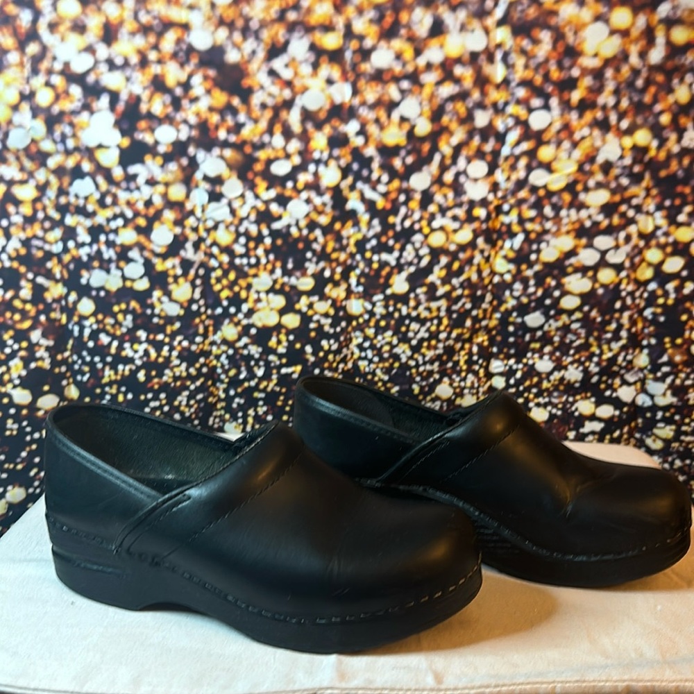 🏥🩺Dansko black leather clogs size 38 for sale!